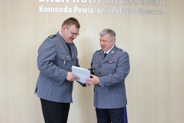 Zaszły zmiany w rawskiej policji – dotychczasowy zastępca komendanta Marek Grzegory-Roróg (na zdjęciu z lewej) otrzymał nominację na stanowisko komendanta Komendy Powiatowej Policji w Opocznie.
