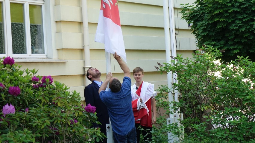 Przed budynkiem urzędu miejskiego w Obornikach zawieszono flagę Unii Europejskiej