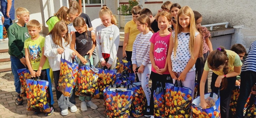 Polskie dzieci na Ukrainie otrzymały potrzebne przybory...