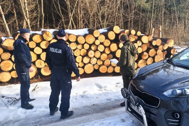 Dzielnicowi z lipnowskiej jednostki pełnili służbę ze Strażą Leśną, biorąc udział w akcji „Wieniec”. Ma ona na celu ukrócenie takich zachowań, jak zbieranie poroży przy wykorzystaniu nieetycznych metod płoszenia zwierząt.