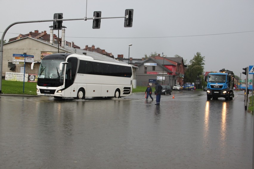 Nowy Sącz. Ulica Nawojowska całkowicie pod wodą. Studzienki nie wytrzymały deszczu [ZDJĘCIA]