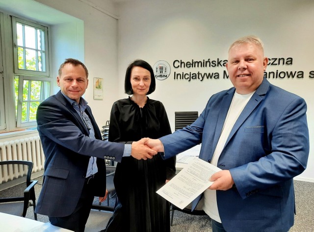 Burmistrz Chełmna Artur Mikiewicz i prezeska ChSIM Jolanta Padzik podpisali umowę z wykonawcą bloku przy ul. Kościelnej
