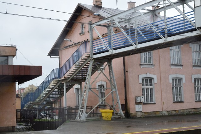 Początkowo mówiło się, że pierwsza część kładki połączy ul. Sienkiewicza i Grunwaldzką. Druga część miała zostać przeniesiona w okolice stacji Rzeszów Staroniwa, w celu skomunikowania ul. Wyspiańskiego z ul. Pułaskiego.