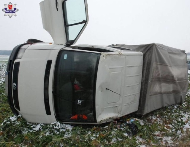 19 września - Czarnoziem (pow. krasnostawski)

W m. Czarnoziem doszło do wypadku z udziałem busa marki Volkswagen. Kierujący nim 24-letni mieszkaniec gm. Ożarów nie dostosował prędkości do warunków panujących na drodze w wyniku, czego zjechał do rowu i przewrócił pojazd na bok. Kierującemu nic się nie stało, a jadący z nim pasażerowie trafili z obrażeniami ciała do szpitala