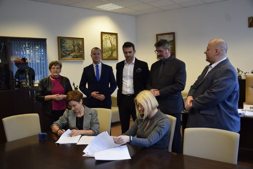 Podpisano umowę na remont ulicy Zawadzkiej w Tomaszowie Maz. Inwestycja kosztuje ponad 8 mln zł [foto]