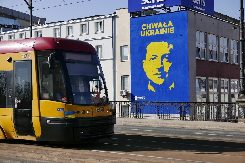 Warszawa wspiera Ukrainę. Symbole poparcia dla niepodległej Ukrainy walczącej z okupantem. Powstają spontanicznie w całym mieście