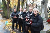 Uczniowie LMK dbają o groby byłych nauczycieli na cmentarzu we Włocławku. Zdjęcia