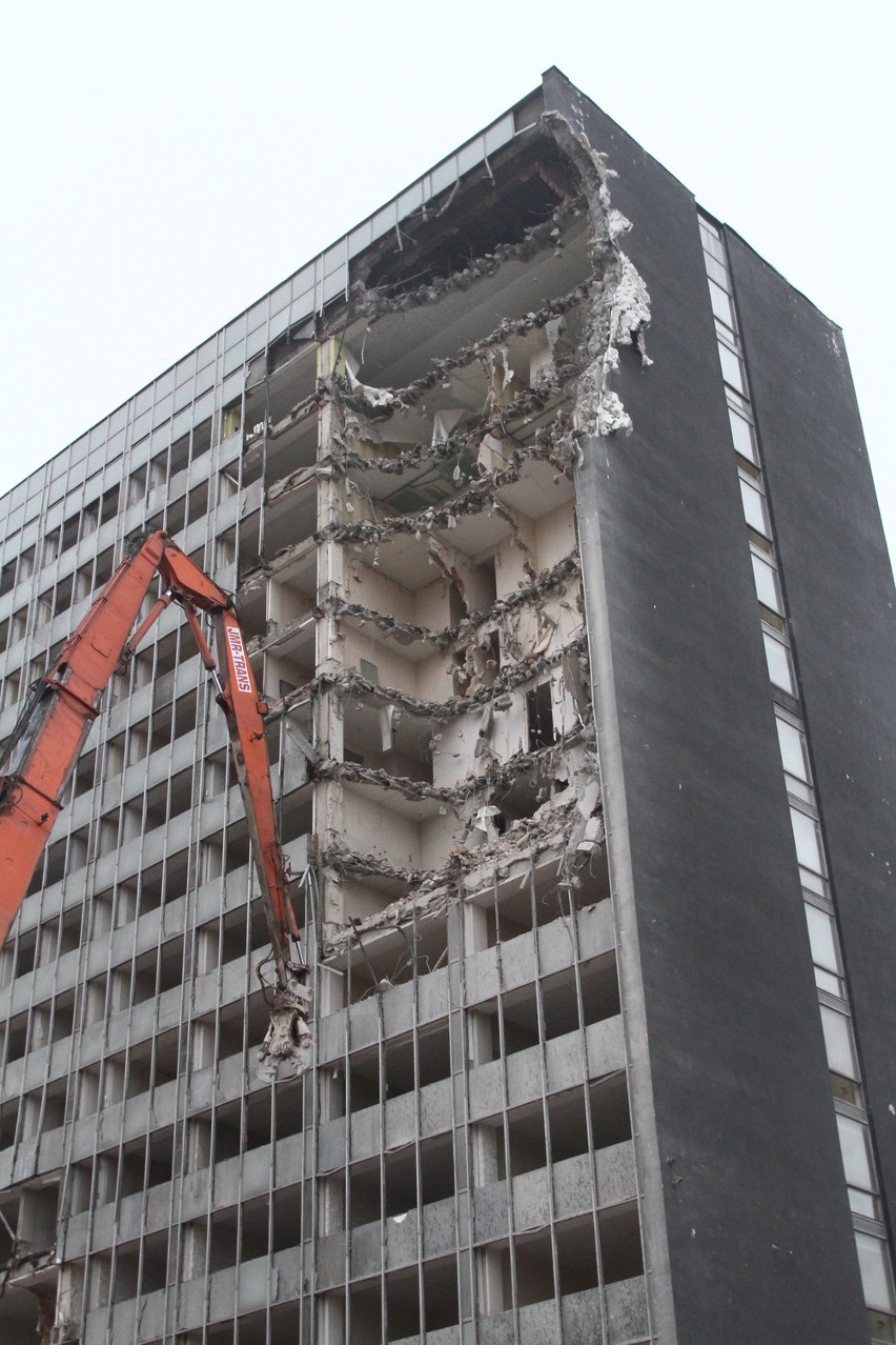 Wyburzają Hotel Centrum na rogu Kilińskiego i Narutowicza w Łodzi [ZDJĘCIA]