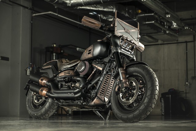 -&nbsp;Bazowym modelem motocykla, zmodyfikowanego przez GOC, jest Harley - Davidson Fat Bob 114’’ 2018. Tematem przewodnim maszyny i inspiracją jego customizacji (przeróbki) są pojazdy z filmu Mad Max. Z tego powodu, w założeniu miał to być bardzo szybki motor, który poradzi sobie w każdym terenie. Zarówno na drodze, jak i na bezdrożach - tłumaczy Krzysztof Bienkiewicz z Game Over Cycles.
Ciąg dalszy na następnej stronie

