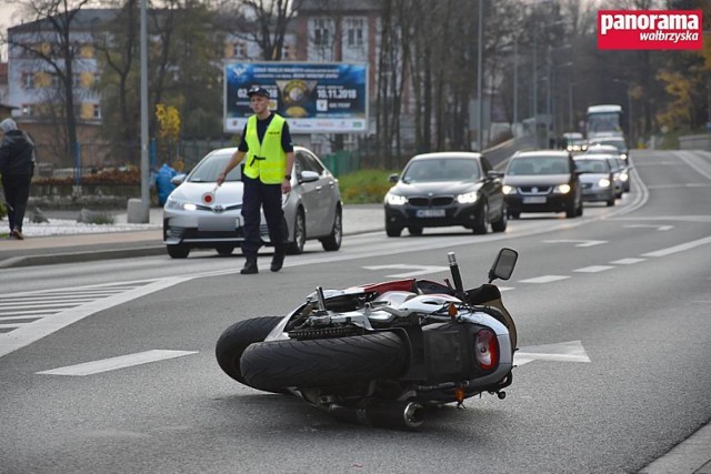 Motocyklista zatrzymał się przed przejściem, by przepuścić pieszego, wówczas w tył jego pojazdu uderzył osobowy Renault