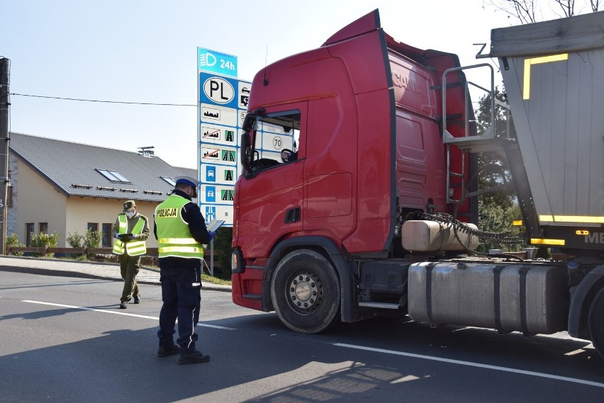 Policyjna kontrola pojazdów ciężarowych na granicy w...
