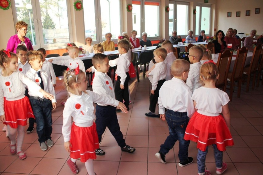 5 i 6-letnie maluchy z przedszkola nr 2 w Wągrowcu wystąpiły w biało-czerwonym widowisku dla pensjonariuszy dziennego domu seniora 