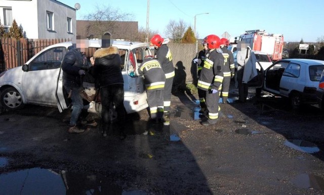 Do dwóch kolizji w krótkim odstępie czasu doszło na odcinku DK5 w Rynarzewie. Najpierw zderzyły się osobowe Fiat Punto i Renault Clio. W tym zderzeniu nikt nie ucierpiał.

Chwilę później, na tył osobowej Toyoty Yaris najechał dostawczy Volkswagen Crafter. Dwie osoby, które podróżowały autem osobowym, trzeba było przewieźć do szpitala.