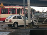 Zderzenie samochodów w Gdańsku na Okopowej 6.10.2019. Auta wjechały na torowisko tramwajowe. W wypadku ranne zostały dwie osoby [zdjęcia]