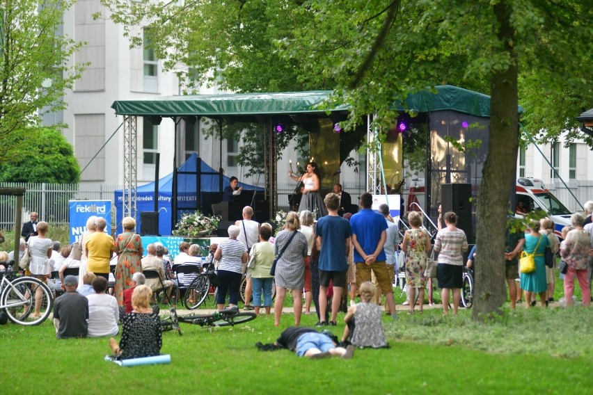 Niedzielne koncerty w tężni solankowej. Gala operetkowa w parku na Obozisku w Radomiu