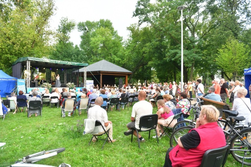 Niedzielne koncerty w tężni solankowej. Gala operetkowa w parku na Obozisku w Radomiu