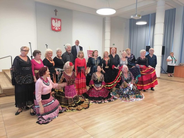 Całą uroczystość zakończenia roku Uniwersytetu Trzeciego Wieku w Starachowicach umilił zespół Srebrne Nuty i pokaz tańców z sekcji taneczno- wokalnej