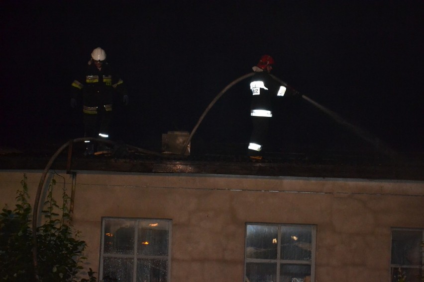 Pożar stolarni w Polnicy. Zapalił się dach i łacznik budynku [ZDJĘCIA]