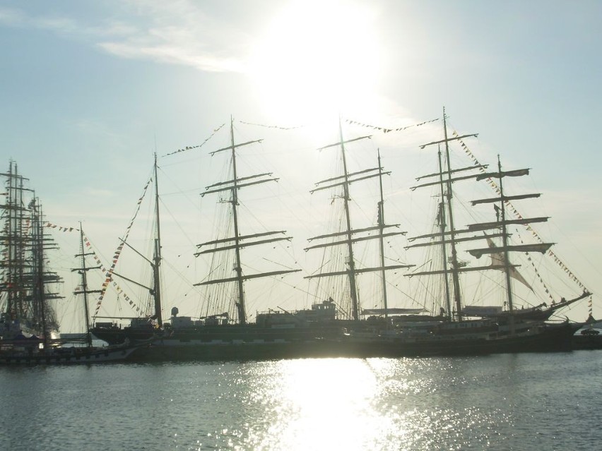 Gdynia: The Culture 2011 Tall Ships Regatta. Żaglowce w porcie w pełnym słońcu
