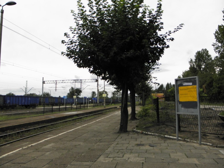 Kładka dworzec PKP Żory: Zniknęła kładka z terenu dworca. Była potrzebna? [ZDJĘCIA]
