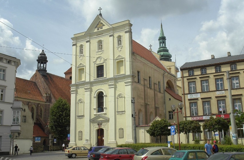 Miłosz: 
Jeśli można chodzić do sklepów jak Biedronka itp.,...