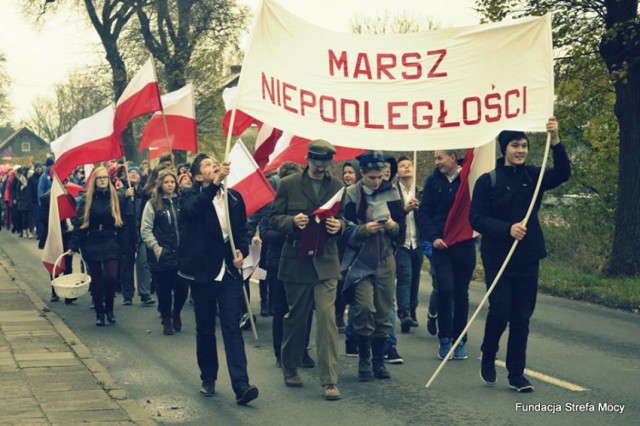Sztutowo. Kilkudziesięciu młodych mieszkańców gminy Sztutowo przeszło przez nadmorską miejscowość w trzecim już Marszu Niepodległości.
