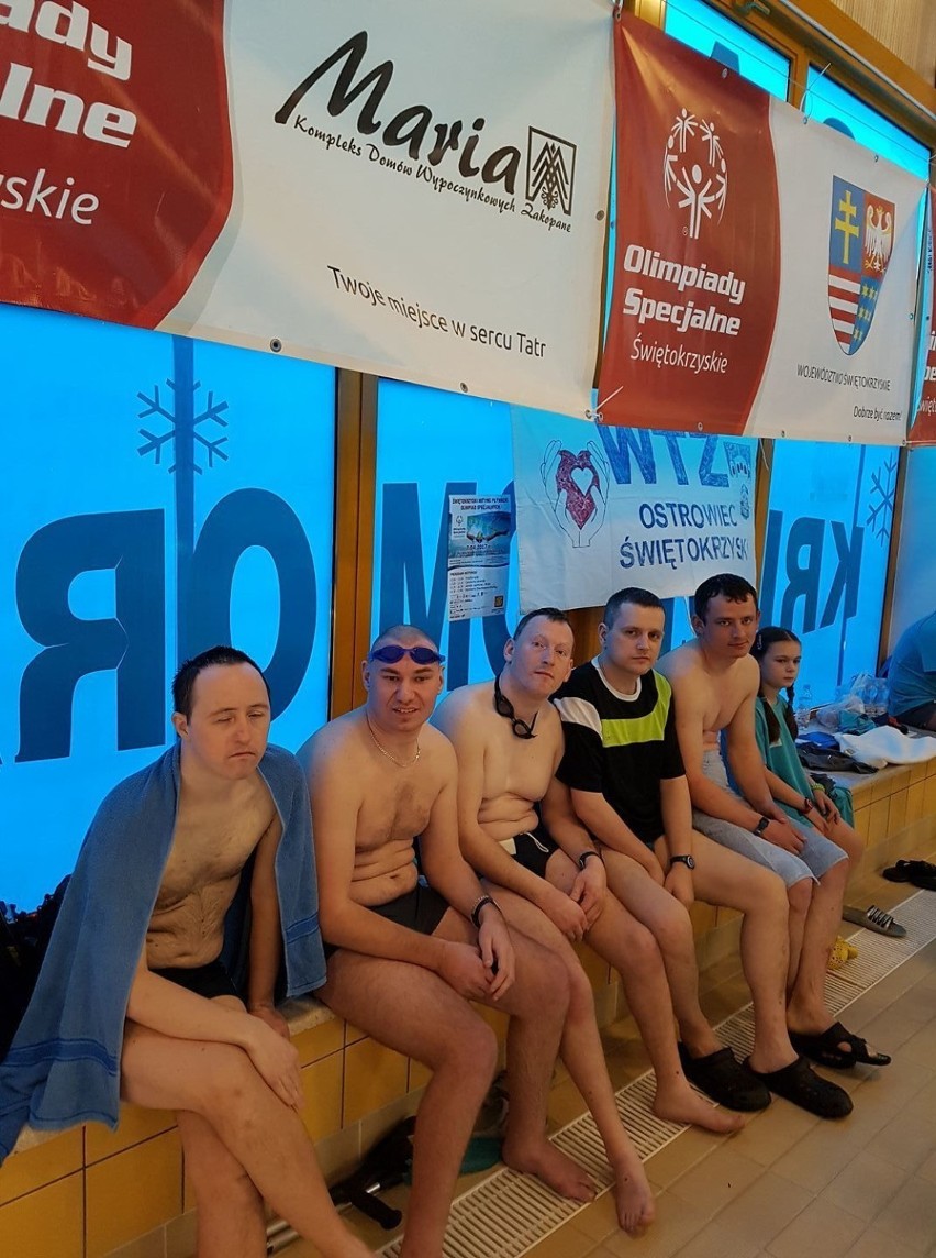 Pływacy Klubu Olimpiad Specjalnych SZANSA z Ostrowca...