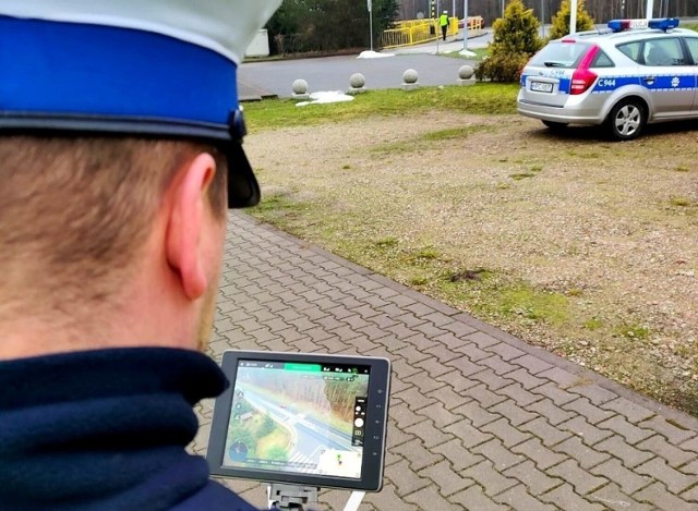 Funkcjonariusze z Tucholi, przy pomocy drona, obserwowali zachowanie kierowców i pieszych na drodze