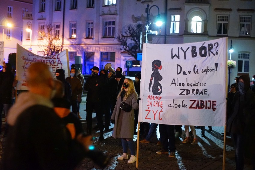 Tłumy na piątkowym strajku kobiet w Rzeszowie. Był spór z kontrmanifestującymi!