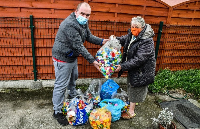 Bydgoszczanka przekazała nakrętki rodzinie Bartka. Dla...