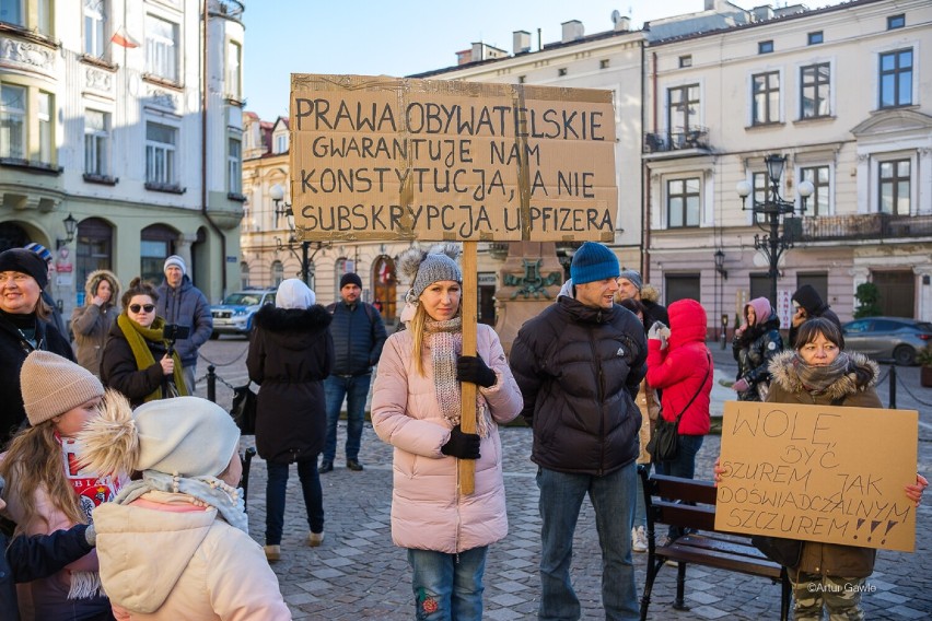 Marsz w Tarnowie przeciwko "segregacji sanitarnej",...