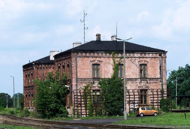 Główny budynek dworcowy mieszczący obecnie jedynie Nastawnię Dysponującą. Kiedyś było tam także schronisko drużyn manewrowych i rewidentów wagonów, bura wagonowe, spedycja a na piętrze naczelnika stacji. Z każdym rokiem budynek wygląda gorzej :(