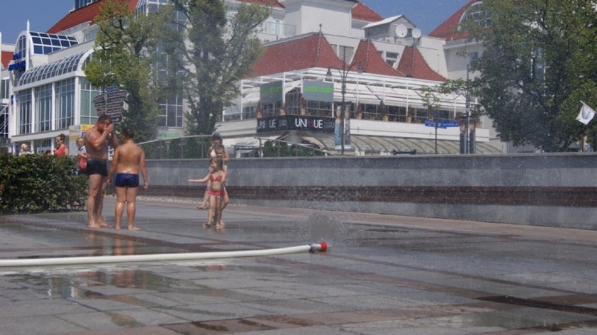 Upały w Trójmieście. Na Placu Przyjaciół Sopotu ustawiono kurtynę wodną [ZDJĘCIA]