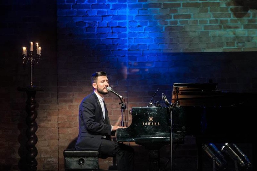 Michał Kwiatkowski na Scenie Letniej Teatru Osterwy śpiewał...