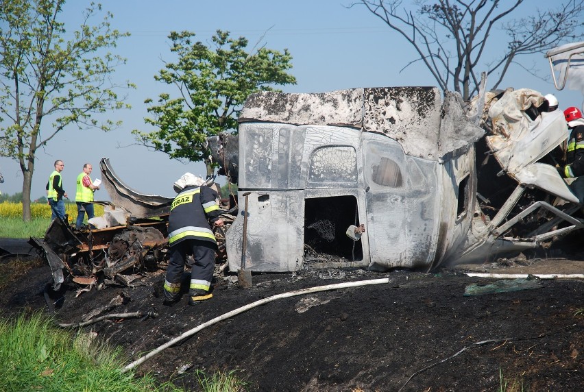 Smolice - Tragiczny wypadek: spaliły się trzy tiry, dwaj kierowcy nie żyją (FOTY)