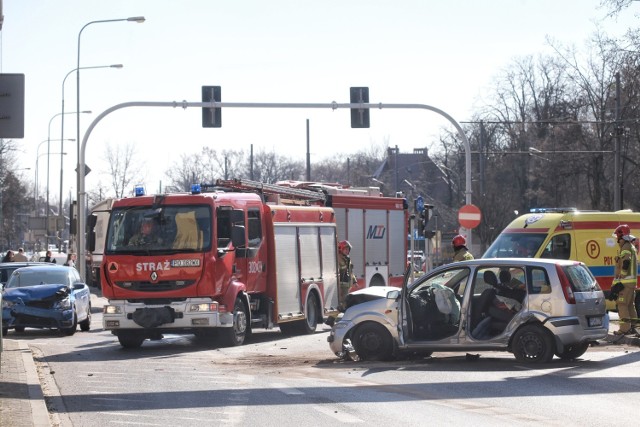 Dwa samochody osobowe zderzyły się na skrzyżowaniu ulic Marcelińskiej z Przybyszewskiego w Poznaniu. Do wypadku doszło w środę, 23 marca, około godziny 13. Zobacz zdjęcia --->