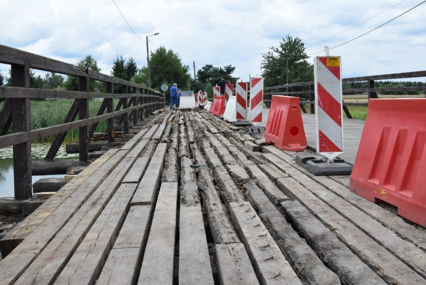 Most pomiędzy miejscowościami Tatarki i Uście. Jest w...