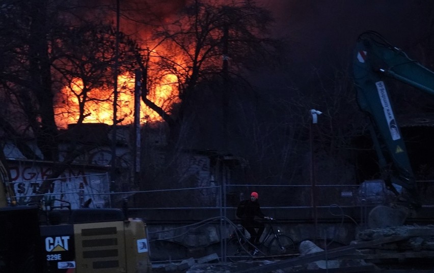 Kraków. Duży pożar pustostanu przy ulicy Podgórskiej, kłęby dymu nad miastem [10.02.20]                  
