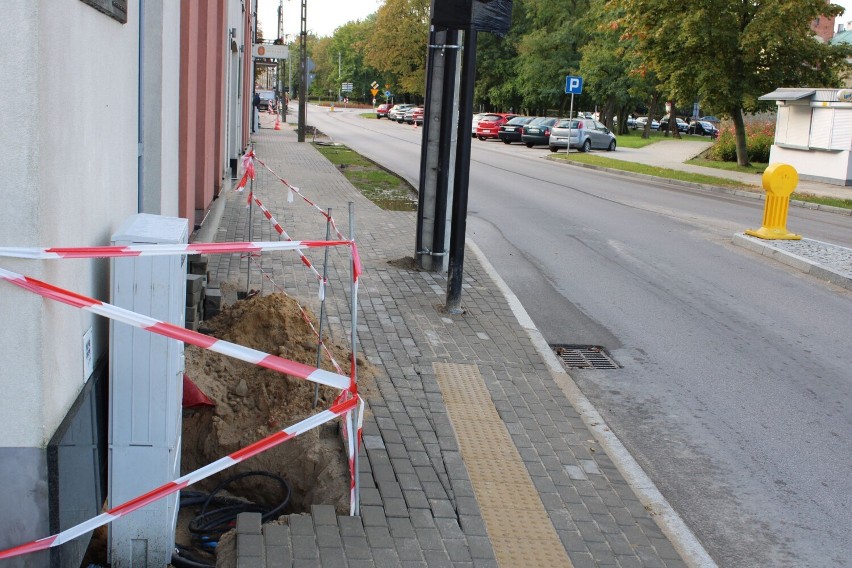 Na Krakowskim Przedmieściu w Wieluniu rozbierają nowe chodniki. Dlaczego energetyka inwestuje dopiero teraz? 