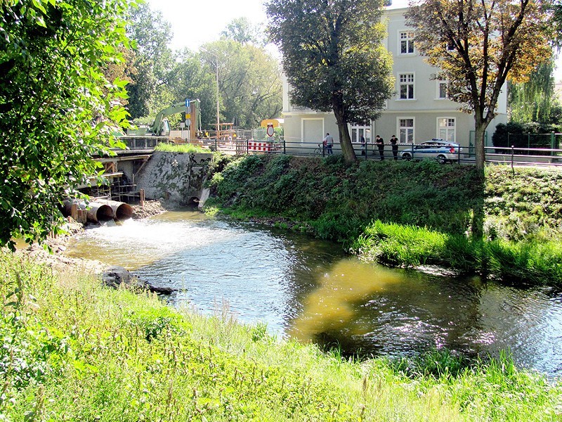 Kalisz: Znaleziono niewybuch w pobliżu modernizowanego mostu na Kanale Rypinkowskim. FILM, ZDJĘCIA