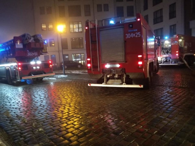 Na parkingu podziemnym przy ul. Szafarnia 6 w Gdańsku doszło do pożaru kilku samochodów