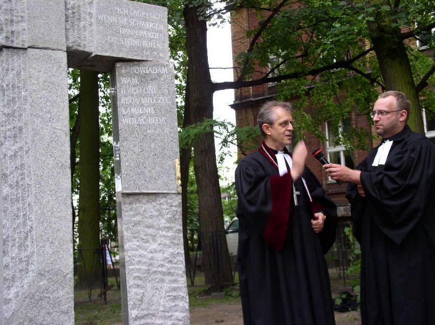 Biskup Tadeusz Szurman (po lewej) i ks. Szymon Czembor...