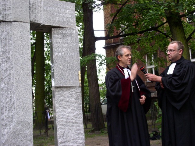 Biskup Tadeusz Szurman (po lewej) i ks. Szymon Czembor podczas poświęcenia pomnika w miejscu nieistniejącego już tarnogórskiego cmentarza ewangelickiego