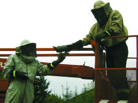 Podczas wyjazdów do owadów strażacy używają specjalnych strojów pszczelarskich. Na zdjęciu st. strażak Piotr Ziętarski i strażak Karol Szwec. FOT. ANNA SZAŁKOWSKA