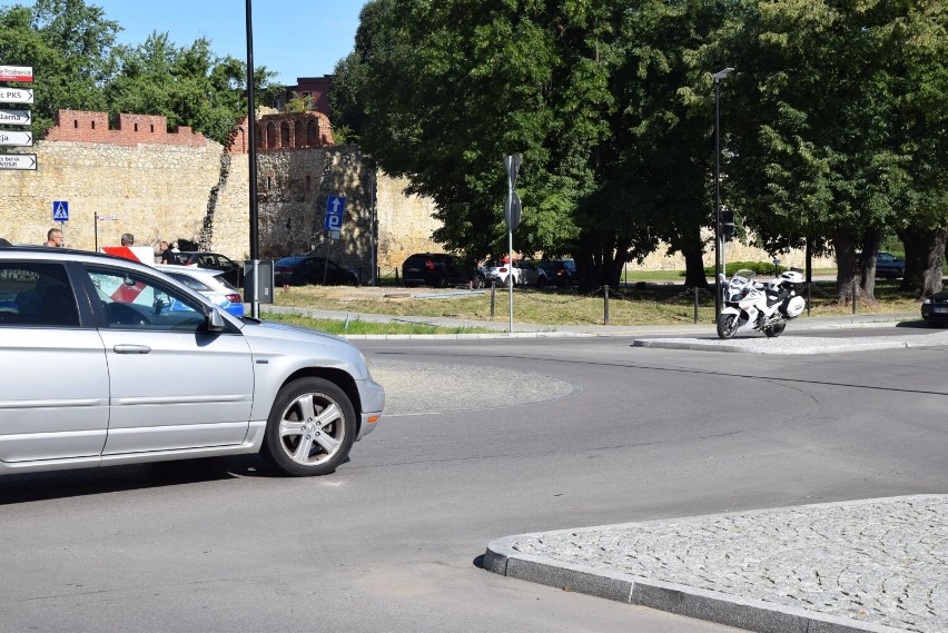 Kolejne potrącenie rowerzysty. Tym razem w Wieluniu. 69-letni mężczyzna trafił do szpitala ZDJĘCIA