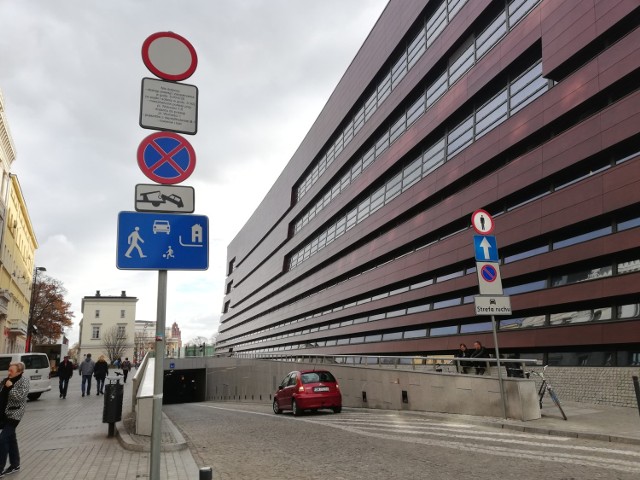 Kierowcy jadący ulicą Krupniczą mijając Narodowe Forum Muzyki i wjazd do podziemnego parkingu, nagle trafiają na wielkie zagęszczenie znaków i tabliczek. Część z nich kompletnie się tym nie przejmuje i wjeżdża na plac, a nawet zostawia swoje samochody przy ścianie hotelu Marriott. Inni zostawiają auta na tzw. powierzchni wyłączonej, czyli zakreskowanym terenie, oddzielonym linią ciągłą, na wjeździe do parkingu. Czy wolno w ogóle wjechać na plac Wolności? Tłumaczymy i od razu informujemy co robi w tych sytuacjach straż miejska.

CZYTAJ WIĘCEJ NA KOLEJNYCH SLAJDACH. PO GALERII MOŻNA SIĘ PORUSZAĆ PRZY POMOCY STRZAŁEK LUB GESTÓW NA TELEFONIE

