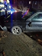 Sobowidz: Uciekał przed policją i uderzył w drzewo