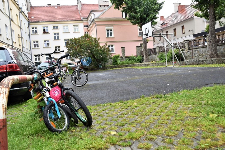 Opole od "kuchni". Podwórko na tyłach kamienic przy...