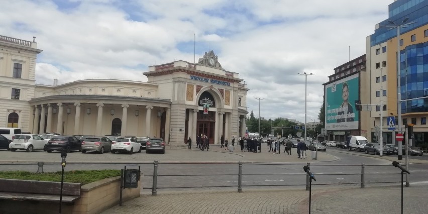 Pociągi wrócą na Dworzec Świebodzki - ogłosił premier Morawiecki