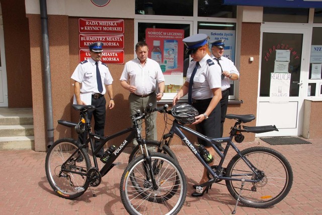 Krynica Morska. Przekazanie sprzętu dla rowerowych patroli policyjnych